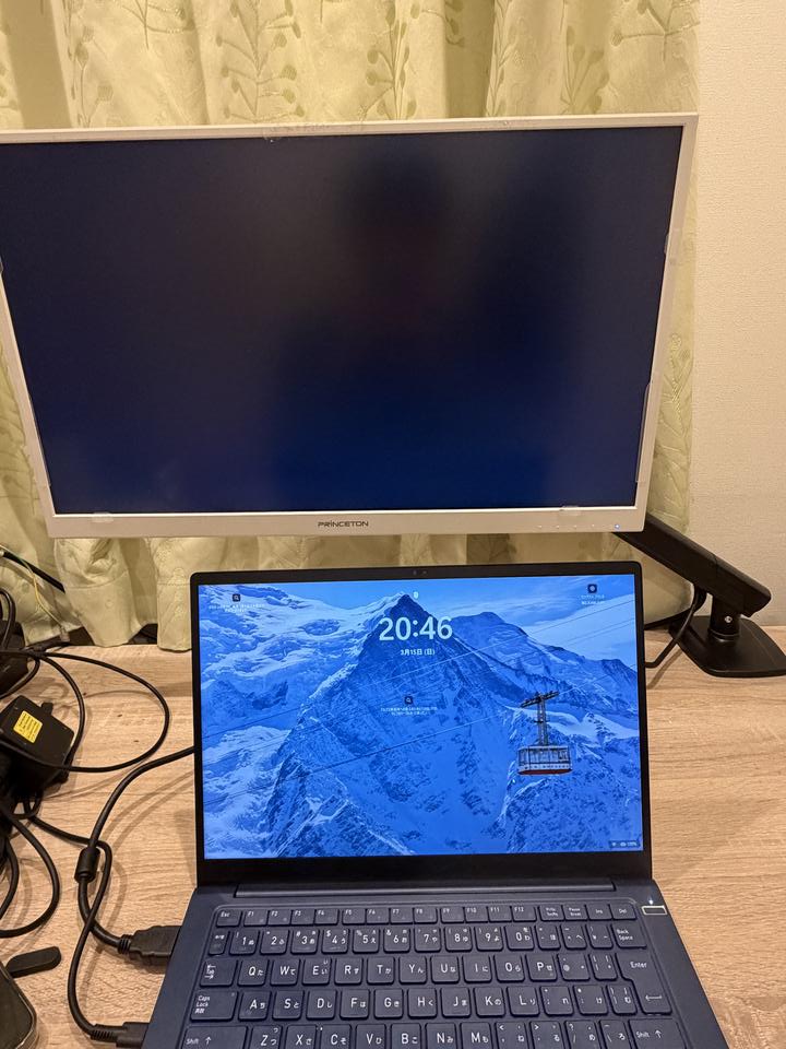 設置後のデスク正面。ノートPCの上にモニターが浮いている上下配置