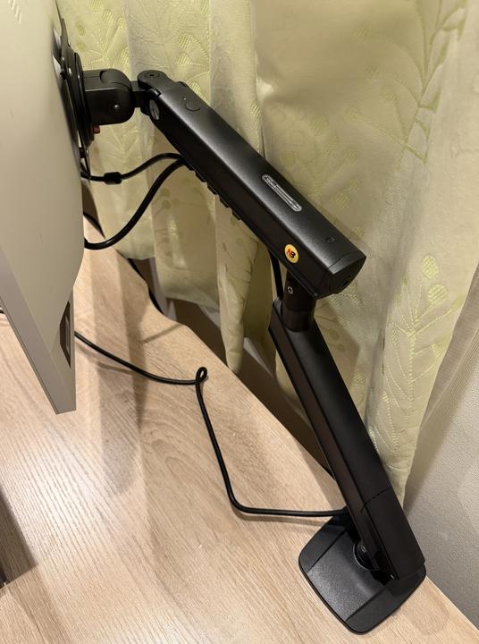 デスク奥側に設置したアームを横から見た状態。ポールとアームの角度が確認できる