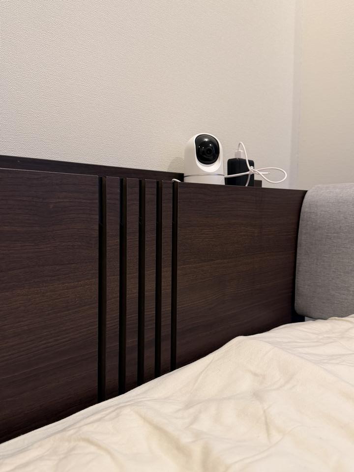 寝室の高い棚に設置したEufy IndoorCam 2Kがベッド全体を俯瞰する配置