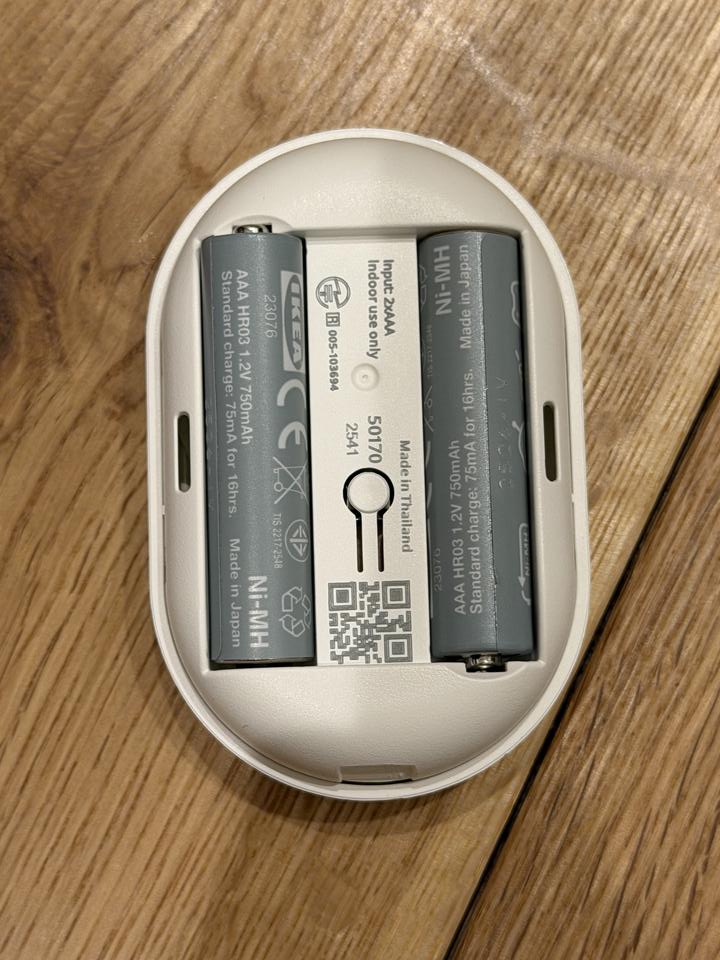 BILRESA スクロールホイールの電池スロットにLADDA単4電池を装着した状態。カチッとはまった正しい位置と浮いた状態の比較