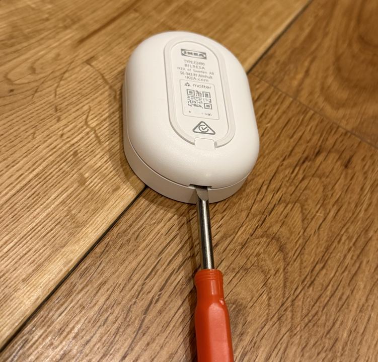 BILRESA スクロールホイールの電池蓋をマイナスドライバーで開ける手順。差し込んでから上に持ち上げる動作