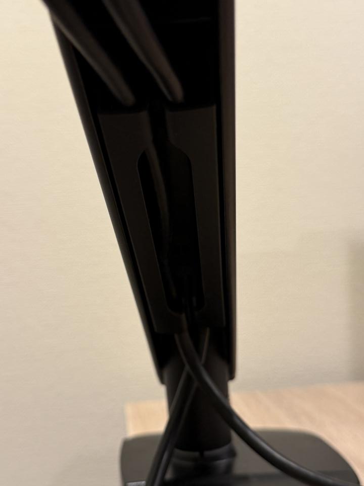 アーム下部のケーブルカバー内にケーブルを通した状態