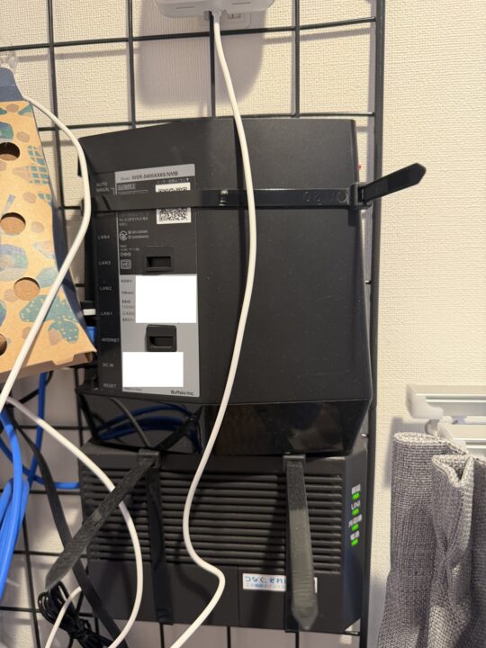 結束バンドでルーターとONUを固定している部分の拡大