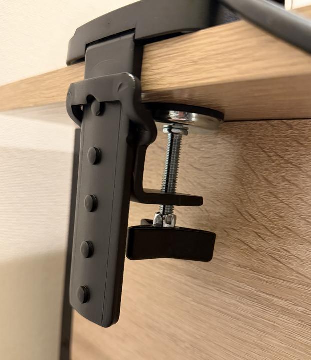 クランプ部分のアップ。天板18mmを挟んでボルトに余裕がある