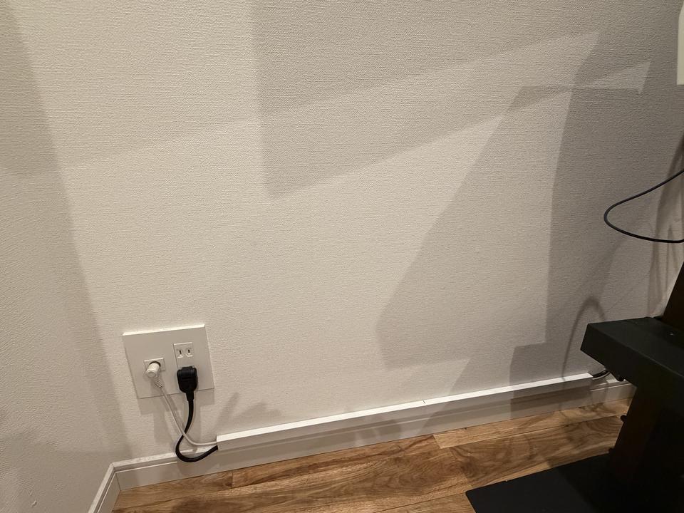 コンセントからテレビスタンドまでの配線カバー設置状態