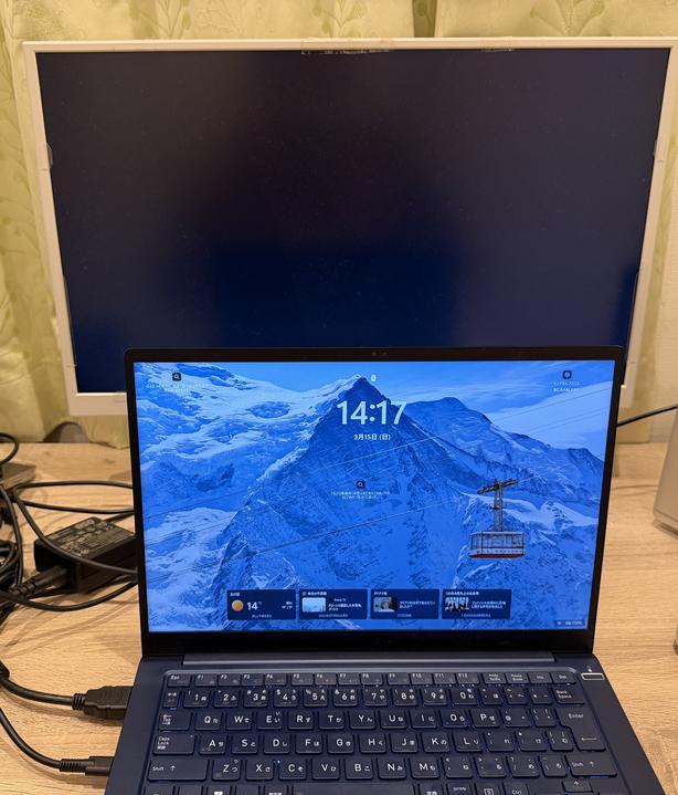 設置前のデスク。ケーブルが散乱しモニターが低い位置にある