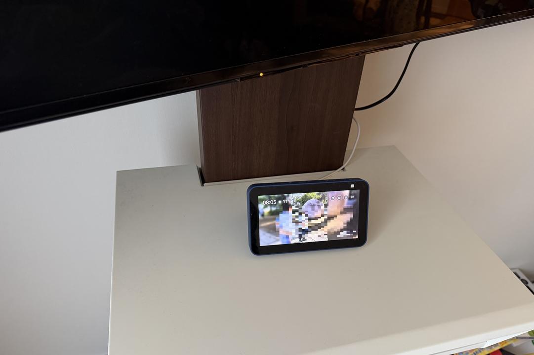 Echo Show 5でスライドショーを表示中。時計が08:05を示し、5.5インチ画面では写真が小さい