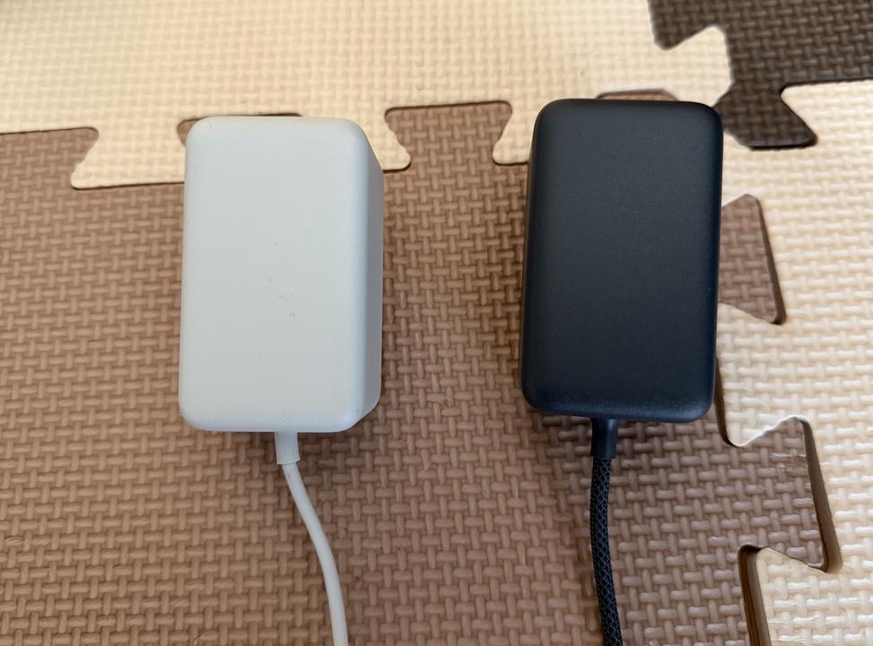 Echo Show 8 第4世代とEcho Show 5 第2世代の電源アダプタを並べた比較写真。黒がShow 8、白がShow 5