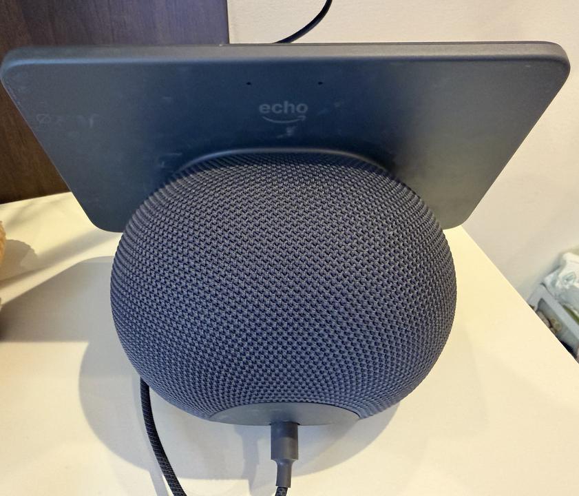 Echo Show 8 第4世代の背面。丸みを帯びたデザインでEchoロゴが中央にある