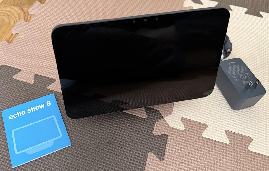 Echo Show 8 第4世代の本体・クイックスタートガイド・電源アダプタの同梱品一覧