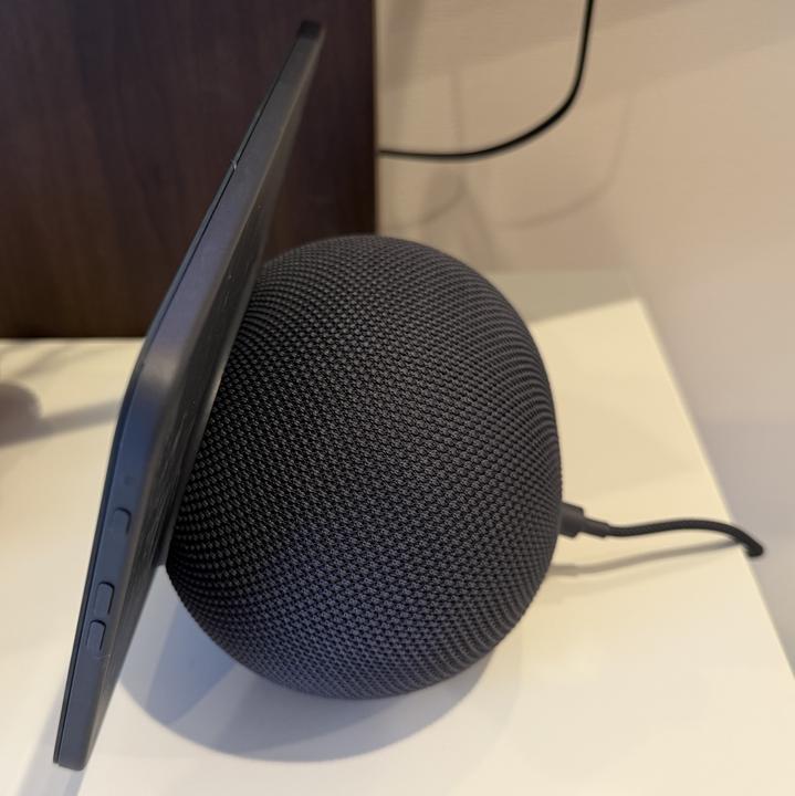 Echo Show 8 第4世代の側面シルエット。丸い背面の曲線が際立つ