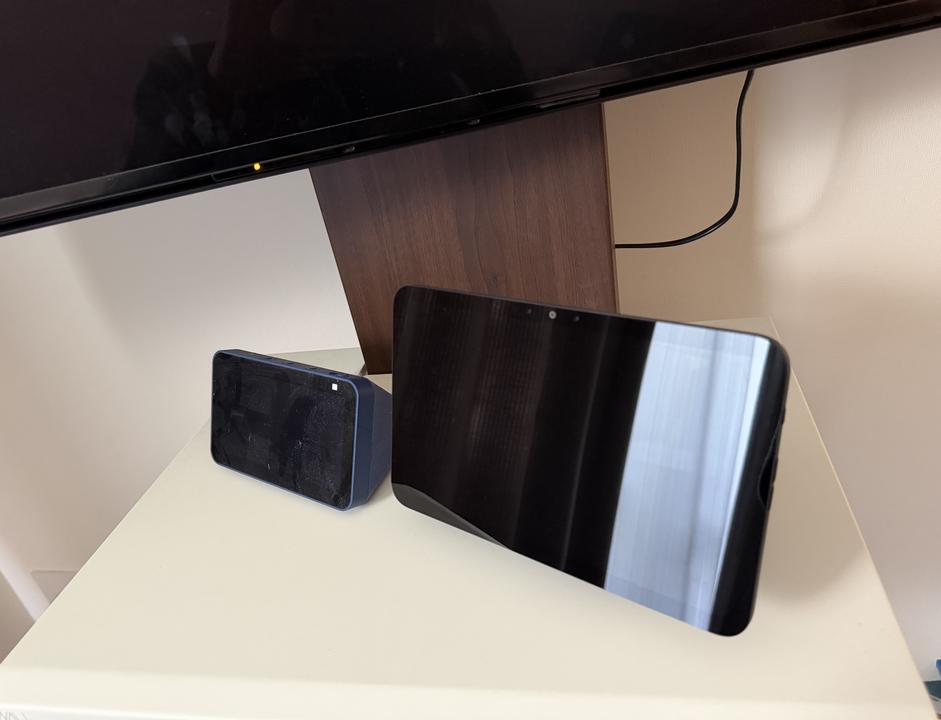 Echo Show 5とEcho Show 8をテレビ台に横並びで設置した正面写真。画面オフの状態