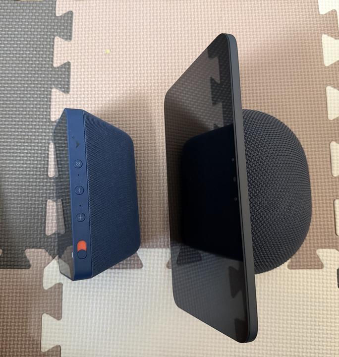 Echo Show 5とEcho Show 8を真上から見たサイズ比較。Show 8のほうがひと回り大きい