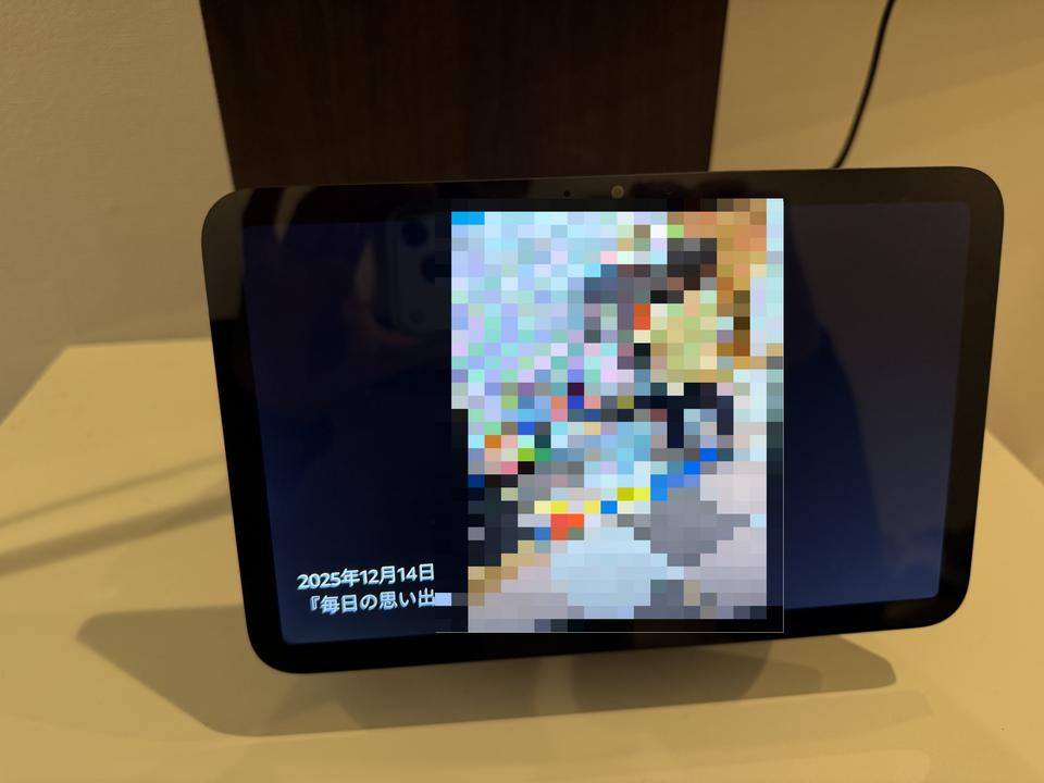 WALL V3テレビスタンドのBOX棚板に設置したEcho Show 8の実機写真