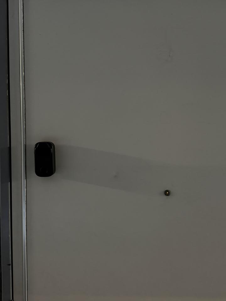 共用廊下に出てサウンドバーの音漏れを確認している状態