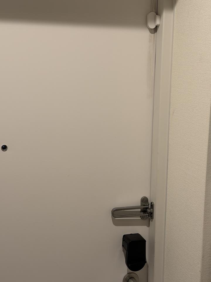 玄関ドア内側にマグネットで固定したSesame 5本体とサムターンのフィット状態