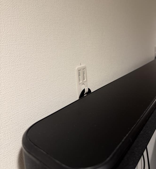 壁美人の金具でサウンドバーを固定している取り付け部分のアップ