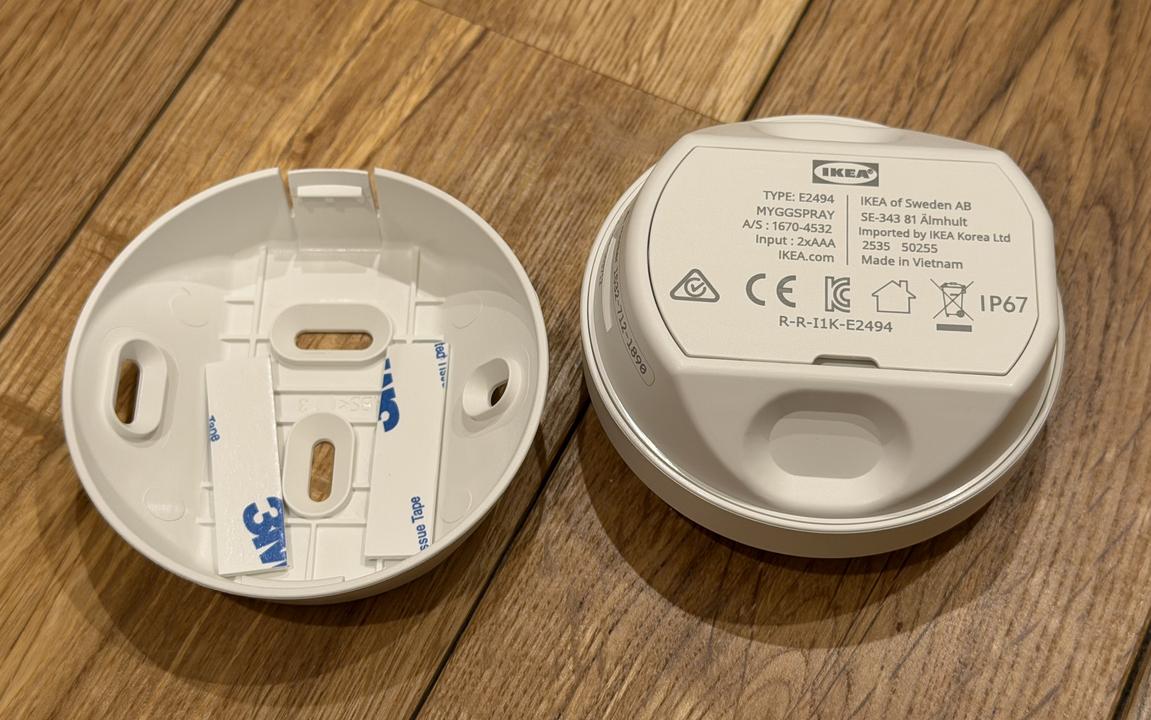 MYGGSPRAY 人感センサーの開封。蓋内側に粘着シールが同梱されている