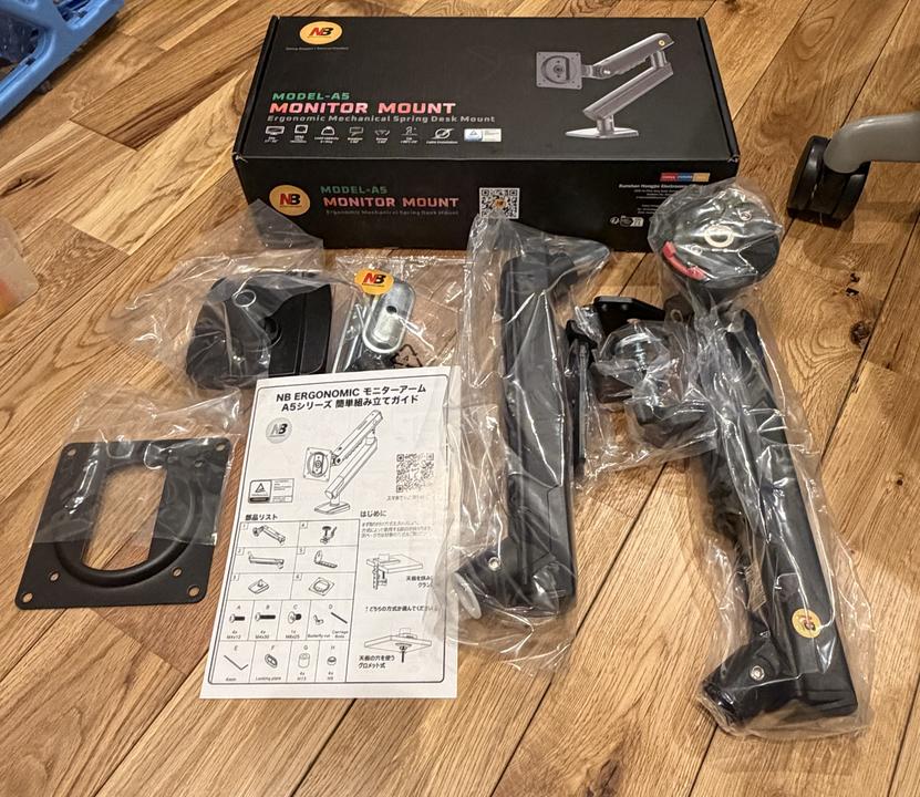 NB ERGONOMIC A5の全付属品を床に並べた状態