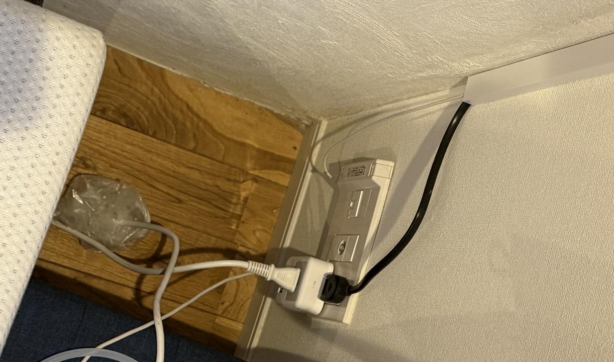 床置きルーターボックスと周囲の配線が散らかった状態