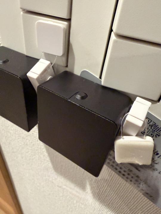 3Mテープの貼り付けとプラスチックカードでの剥がし作業