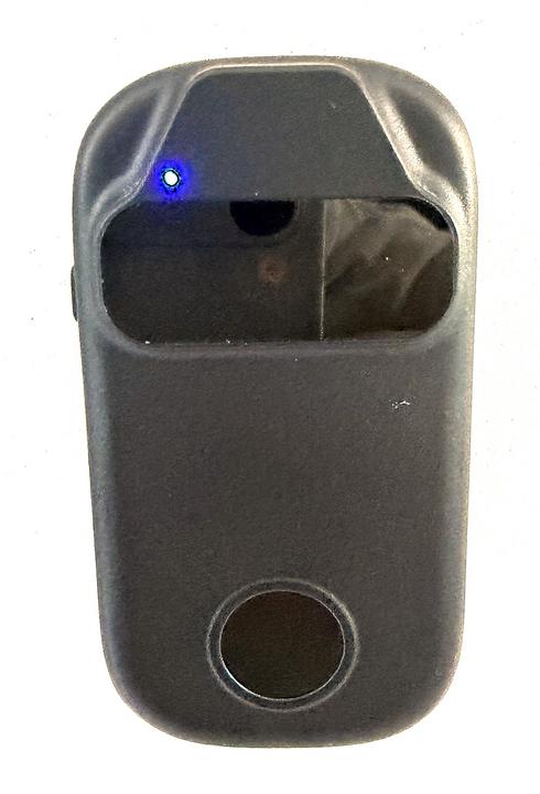 SESAME FaceのLEDが青く点灯している通常状態の外観