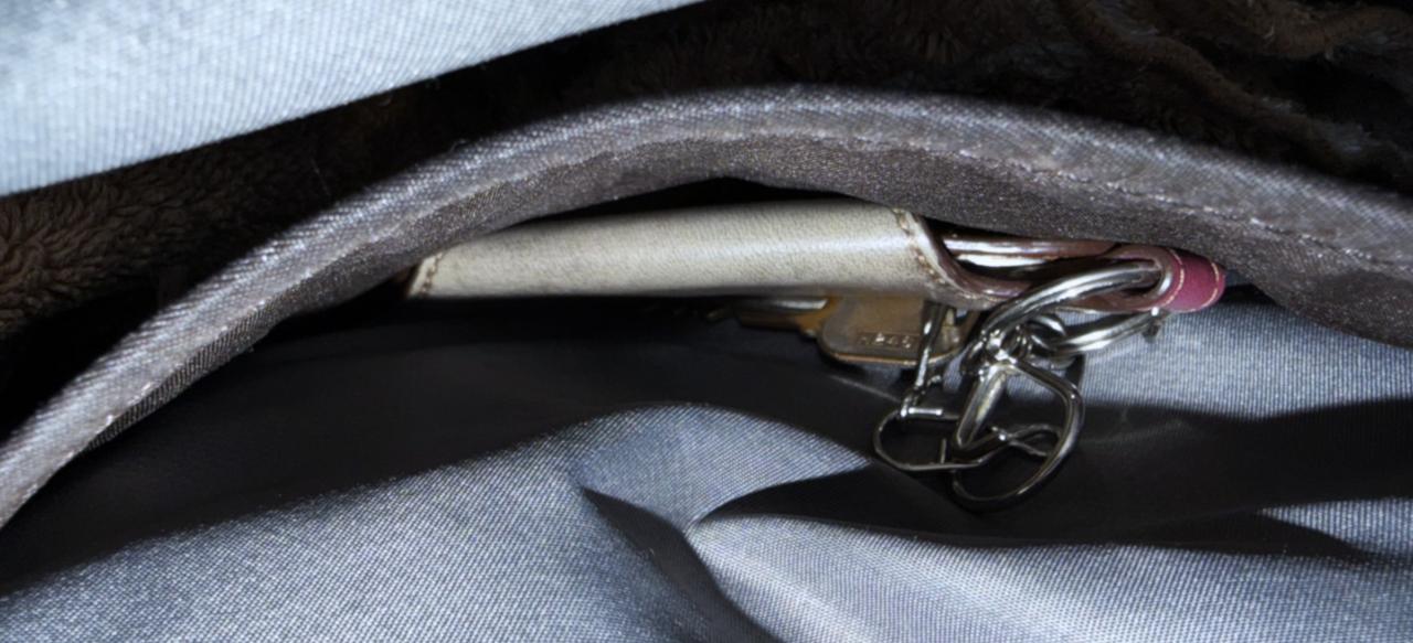 カバンの内ポケットに入れたバックアップ用の物理鍵