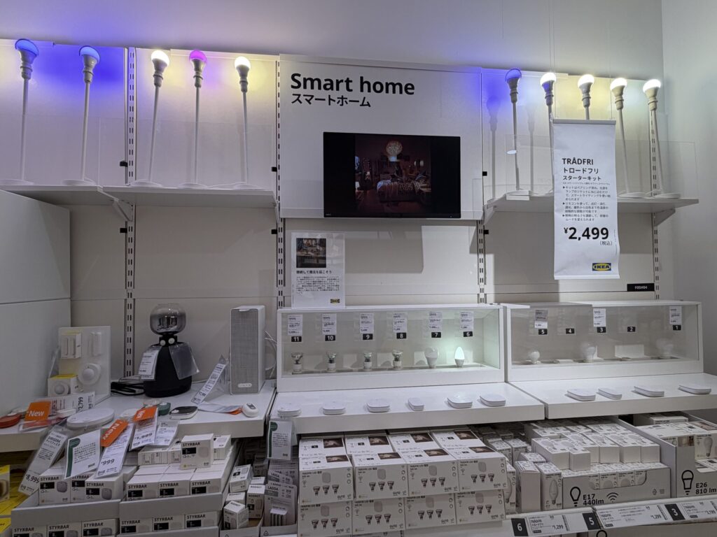 渋谷IKEA Smart homeコーナーの全景。旧TRÅDFRI製品と新Matter製品が混在して陳列されている