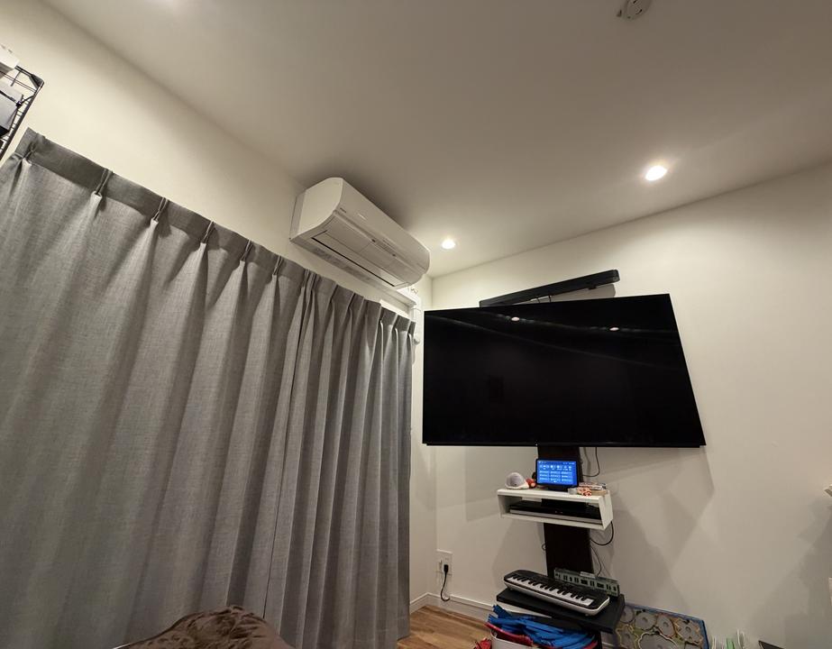 ソファに座った視点から見た65インチ画面の見え方