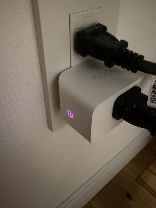 Tapo P110MのLEDが青紫に点灯。Wi-Fi接続完了を示している