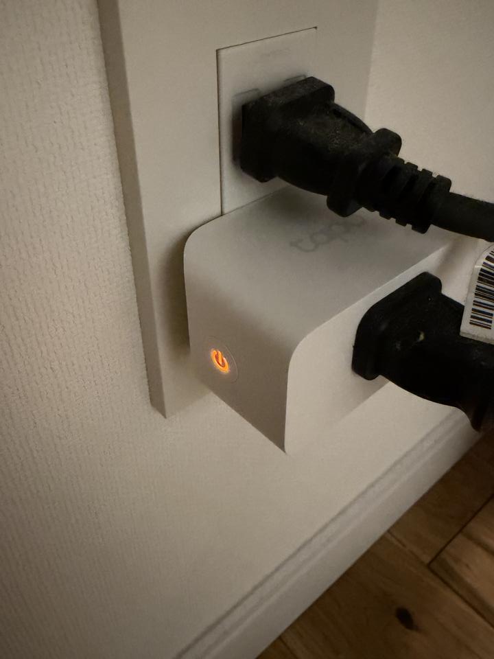 Tapo P110Mを壁コンセントに装着した状態。LEDがオレンジに点灯しペアリングモードになっている