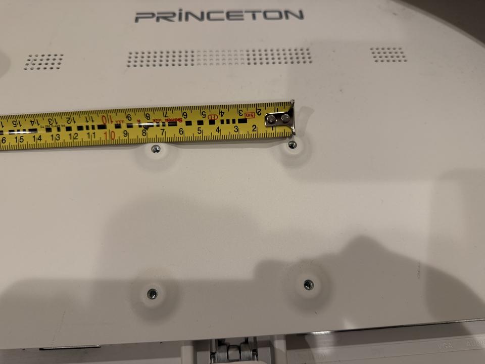 プリンストンモニター背面のVESAネジ穴をメジャーで実測。75mmと確認