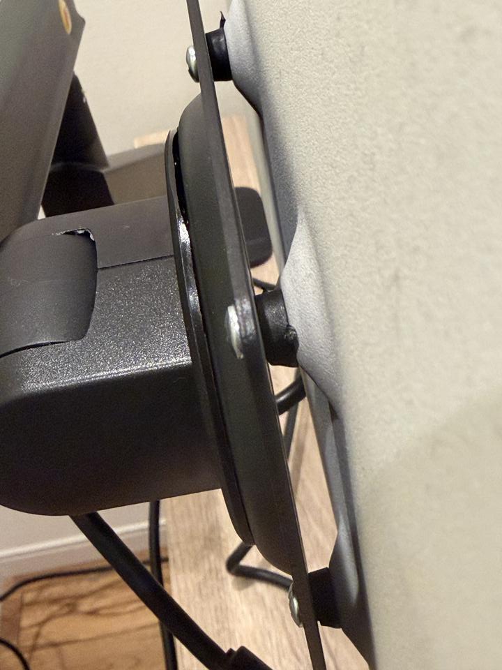 VESAプレートをスペーサー付きでモニター背面に取り付けた状態