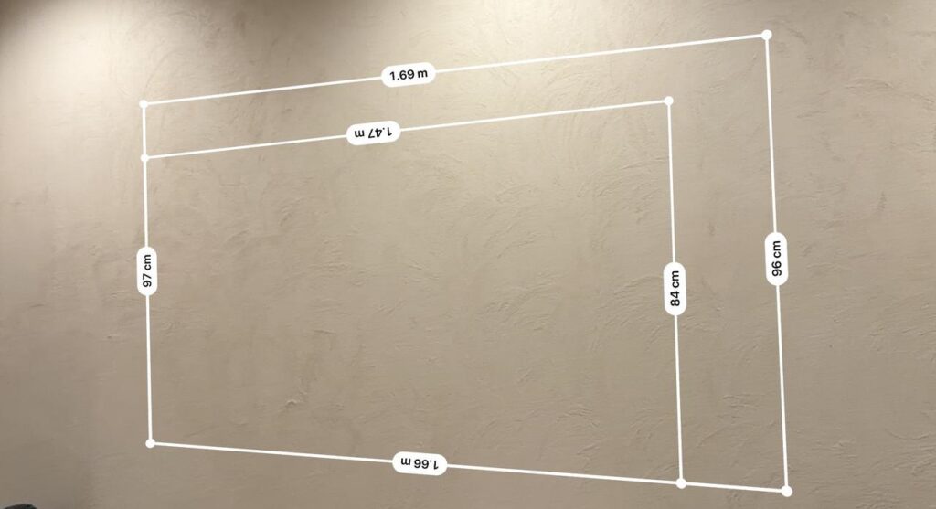 計測アプリで75インチと65インチのサイズ比較