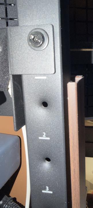 WALL V3 SWの高さ調整ネジ部分と設定段数がわかるクローズアップ