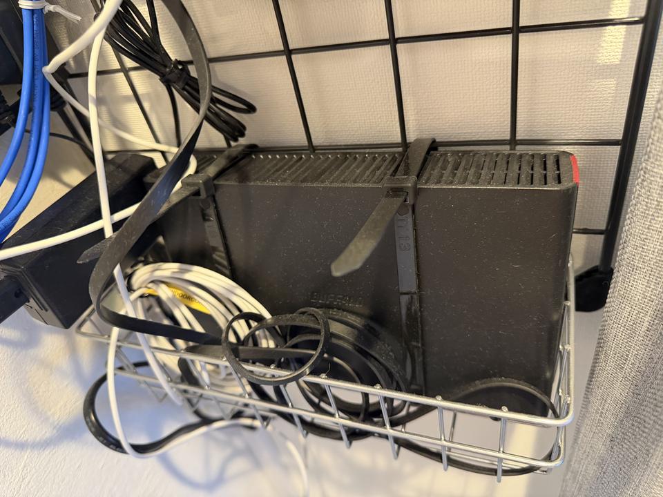 ワイヤーカゴに載せたNASのクローズアップ