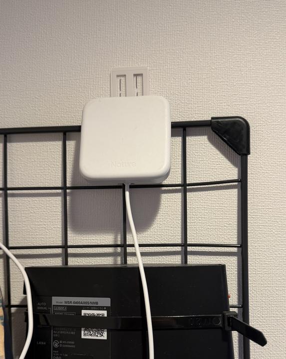 ワイヤーネット上部に設置したスマートリモコンの位置