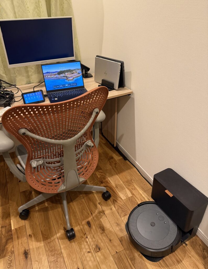 ワークスペース全景モニターとノートPC4台およびEcho Show 5の配置