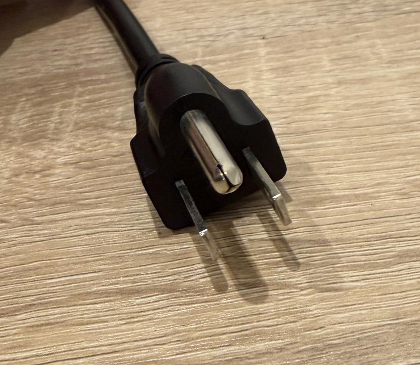 Xiaomi A27Uiの電源ケーブル3ピンプラグのアップ写真。通常の2ピンより1本多いアース端子が確認できる