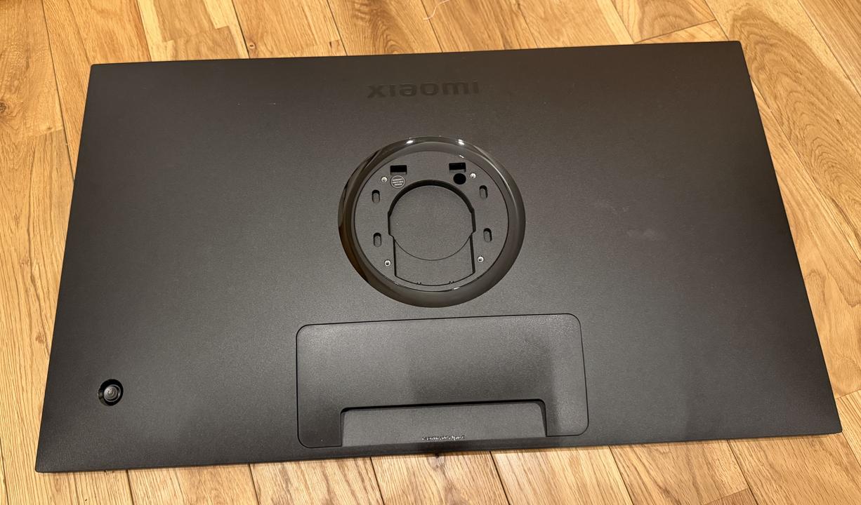 Xiaomi A27Uiの背面全体。XiaomiロゴとVESAマウント部分が見える