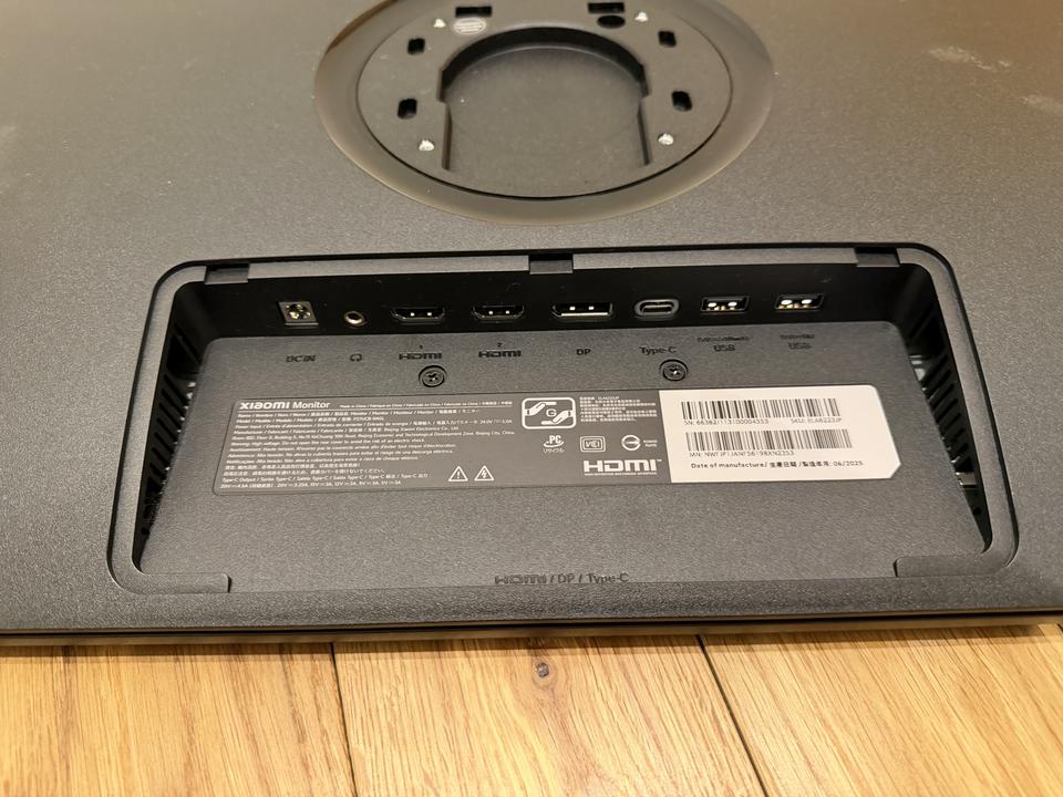 Xiaomi A27Uiの背面端子部分の拡大。HDMI×2、DisplayPort、USB-C、USB端子が並ぶ