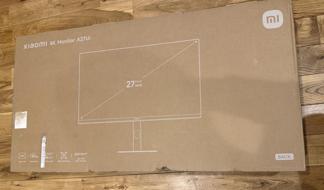 Xiaomi A27Uiの外箱。xiaomi 4K Monitor A27Uiの文字と27インチの図面が印刷されている