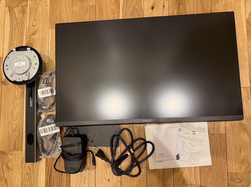 Xiaomi A27Uiの開封時の同梱物一覧。パネル本体、スタンド、ACアダプター、HDMIケーブル、USB-Cケーブル、説明書