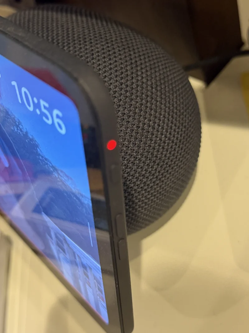Echo Show 8のマイクオフボタンを押した状態。赤いライトが点灯している