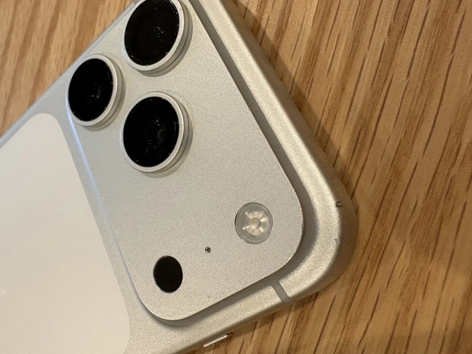 iPhone 17 Proのアルミフレームのフチに出た小さな剥がれ