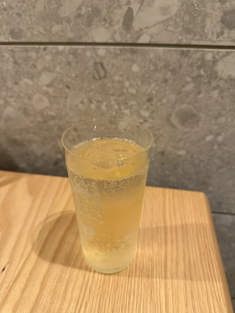 タンブラーに移し替えて炭酸水を注いだハイボール