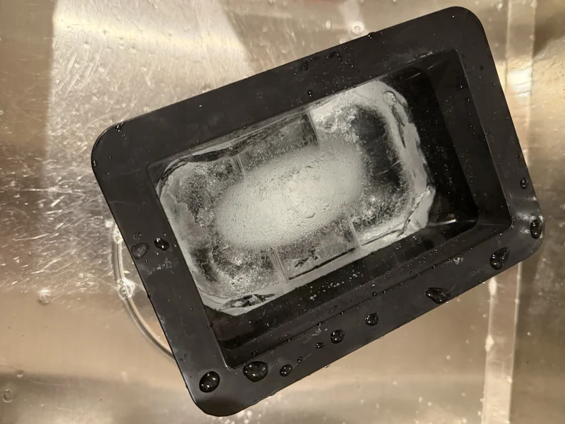 不純物が分離して白く濁った氷。この部分は使わず捨てる