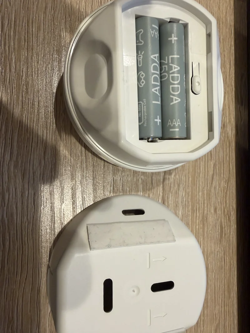 IKEA MYGGSPRAYの電池蓋を開けたところ。LADDA単4充電池2本が入っている