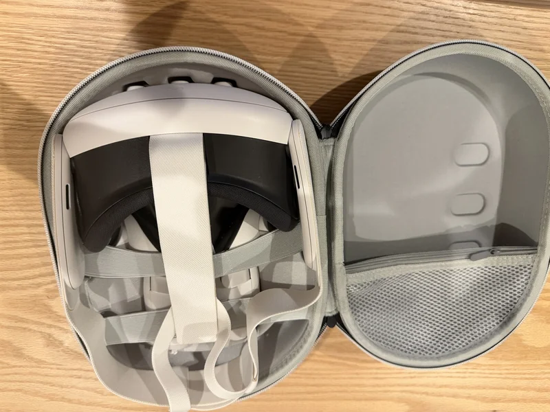 収納ケースを開けたところ。本体とコントローラーが収まっている