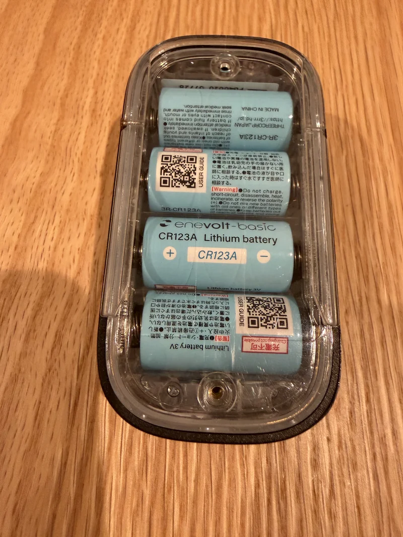 CR123A電池4本を一斉交換した状態。標準構成の例